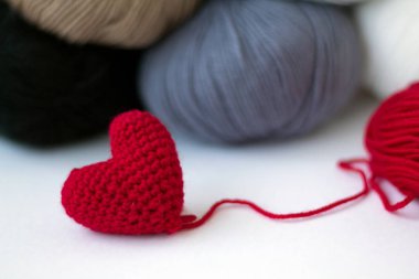 yün kırmızı kalp ve iplik renk skeins