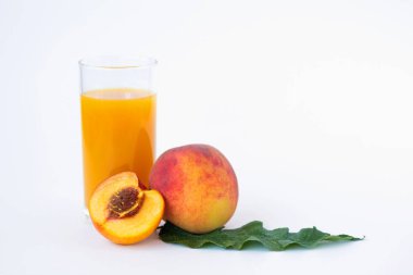 şeftali suyu ve yeşil yaprak beyaz arka plan izole taze meyve cam