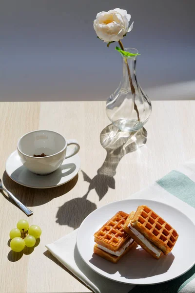 Сніданок Кавою Бельгійськими Вафлі Свіжими Фруктами Дерев Яному Фоні — стокове фото