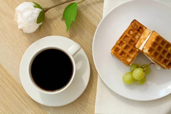 Сніданок Чашка Чорної Кави Бельгійськими Вафлі Дерев Яному Фоні Вид — стокове фото