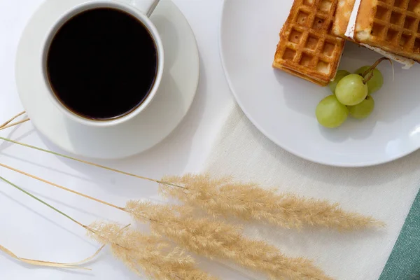 Сніданок Чорною Кавою Бельгійськими Вафлі Білому Фоні — стокове фото