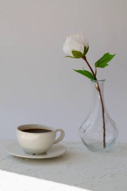 beyaz arka plan üzerinde çiçek ile kahve fincan