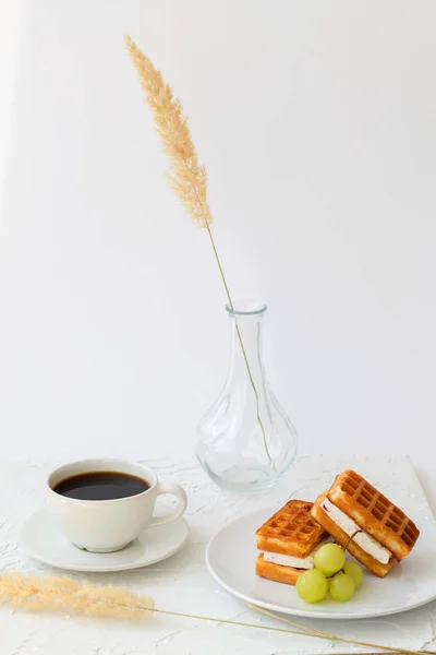 Сніданок Чашкою Кави Бельгійськими Вафлі Білому Фоні — стокове фото