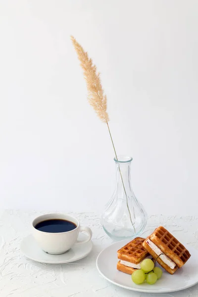 Сніданок Чашкою Кави Бельгійськими Вафлі Білому Фоні — стокове фото