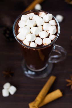 siyah arka plan üst görünümünde kış süslemeleri ile sıcak çikolata ve mini marshmallow