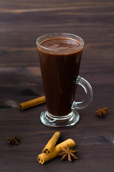 Tarçın Ahşap Arka Plan Üzerinde Anason Ile Sıcak Çikolata Fincan — Stok fotoğraf