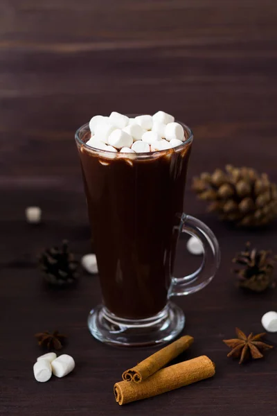 Csésze Kávé Tejszínnel Téli Dekorációkkal Háttérrel — Stock Fotó