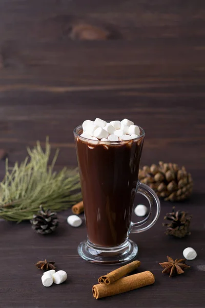 Tasse Kaffee Mit Schlagsahne Mit Weihnachtsdekoration Auf Holzgrund — Stockfoto