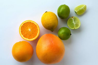 turuncu ve limon yeşil limon beyaz arka plan izole