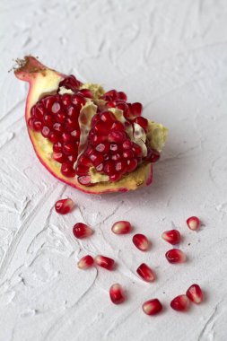 beyaz bir arka plan üzerinde lezzetli ve olgun nar