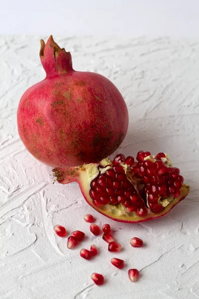 Grenade Rouge Mûre Avec Des Graines Sur Fond Blanc — Photo