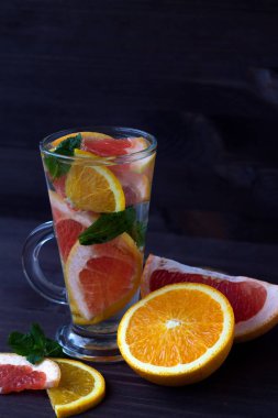 Doğal yiyecekler. Taze greyfurt ve portakallı bir bardak kokteyl. Detoks suyu. diyet sağlıklı yeme ve kilo verme kavramı, metin için boşluk kopyala