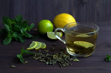 Limonlu yeşil çay ve ahşap zemin üzerinde taze nane. sağlıklı yaşam tarzı.