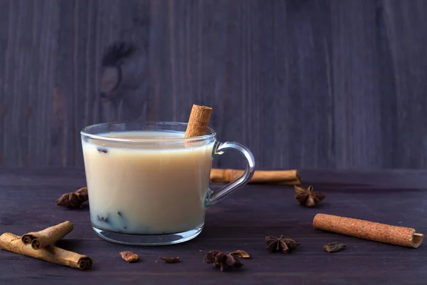 Egy Csésze Tea Tejjel Ánizs Csillagokkal Fahéj Pálcikákkal Fából Készült — Stock Fotó
