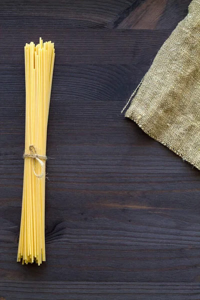 Tarwespaghetti Houten Tafel Rauwe Pasta Met Zakje Zwarte Achtergrond Met — Stockfoto