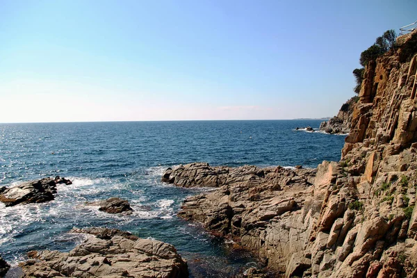 Akdeniz Kayalık Kıyıları Dalgalı Mavi Denizi Olan Kayaların Güzel Manzarası — Stok fotoğraf