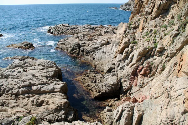 地中海の岩礁海岸太陽の光が差し込む空の下で波と青い海と岩の美しい景色 地中海 — ストック写真