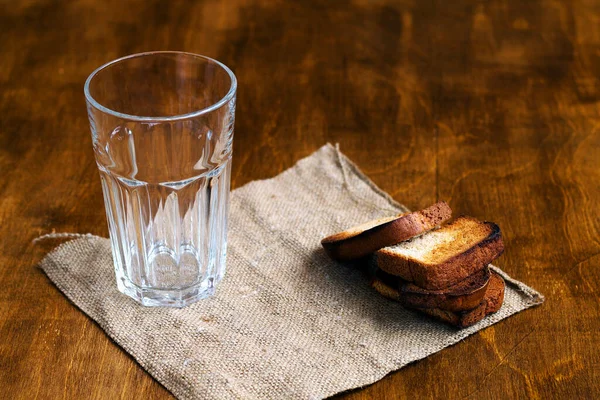 Άδειο Ποτήρι Μαύρο Ψωμί Σίκαλης Και Σκληρούς Πάγκους Ξύλινο Τραπέζι — Φωτογραφία Αρχείου