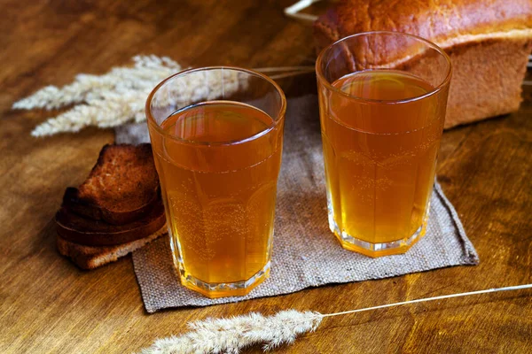 两杯自制面包 Kvass 夏天软饮料 啤酒和麻布放在木制桌子上 海外黑麦面包 饮品配料 — 图库照片
