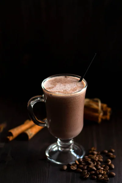 Ένα Φλιτζάνι Κακάο Ένα Ποτήρι Ζεστή Σοκολάτα Σαντιγί Κόκκους Καφέ — Φωτογραφία Αρχείου