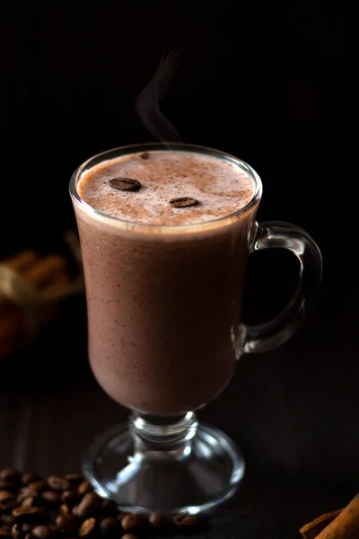 Ένα Φλιτζάνι Καπουτσίνο Σοκολάτα Ζεστή Σοκολάτα Σαντιγί Ζαχαρωτά Κόκκους Καφέ — Φωτογραφία Αρχείου