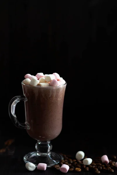 Egy Pohár Cappuccino Krémmel Sötét Asztalon Egy Csésze Kávé Mályvacukor — Stock Fotó