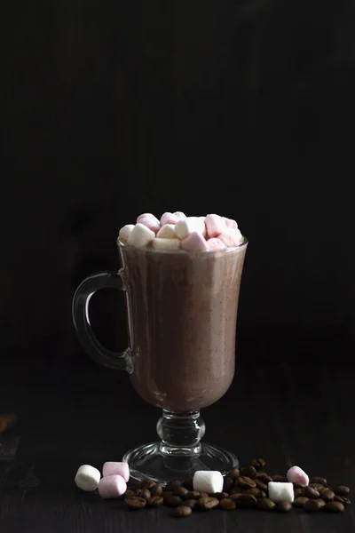 Xícara Café Marshmallows Vidro Cappuccino Com Nata Uma Mesa Escura — Fotografia de Stock