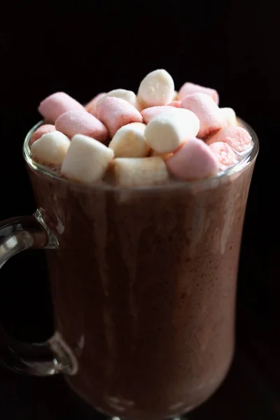 Xícara Café Com Marshmallows Vidro Cappuccino Com Nata Uma Mesa — Fotografia de Stock