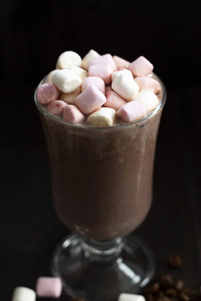 Tasse Kaffee Mit Marshmallows Glas Cappuccino Mit Sahne Auf Einem — Stockfoto