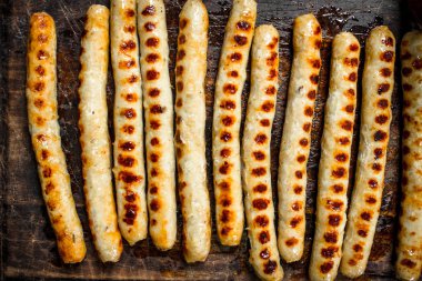 Izgara sosis. ahşap bir arka plan üzerinde