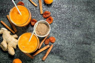 Smoothies Kuruyemiş, zencefil ve tarçın ile. Rustik arka plan üzerinde.