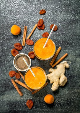Smoothies Kuruyemiş, zencefil ve tarçın ile. Rustik arka plan üzerinde.