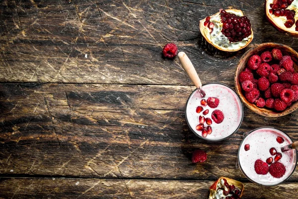 Smoothie Grenade Framboise Fraîche Sur Une Table Bois — Photo