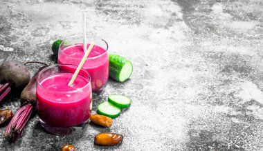 Salatalık ve tarihleri ile pancar güler yüzlü. Rustik arka plan üzerinde.