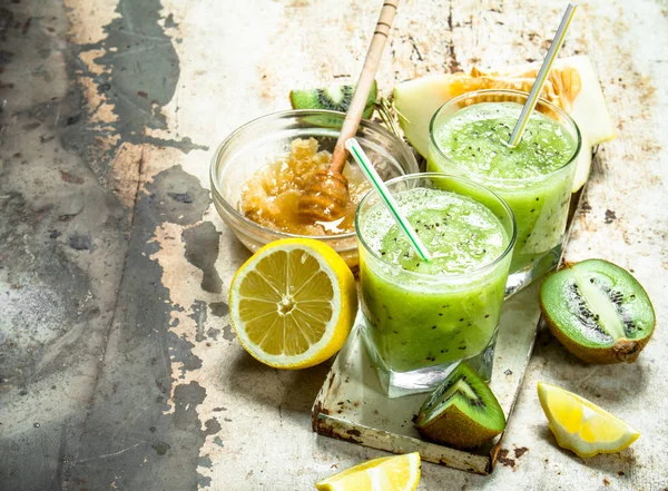 Batido Verde Kiwi Melón Limón Con Miel Sobre Fondo Rústico —  Fotos de Stock