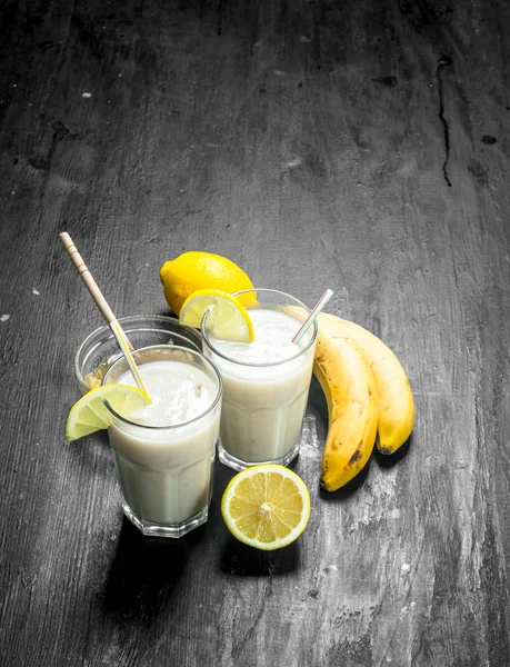 Смузи Бананом Лимоном Молоком Деревенском Фоне — стоковое фото