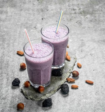 BlackBerry fındık ile güler yüzlü. Rustik arka plan üzerinde.