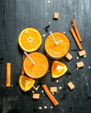 Deniz topalak limon ve tarçın ile güler yüzlü. Siyah arka plan üzerine.