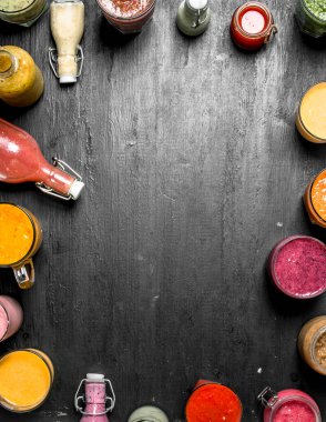 Sebze, meyve ve meyve smoothies. Siyah arka plan üzerine