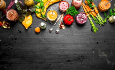 Sebze, meyve ve meyve smoothies. Siyah arka plan üzerine