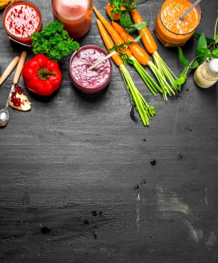 Sebze, meyve ve meyve smoothies. Siyah arka plan üzerine