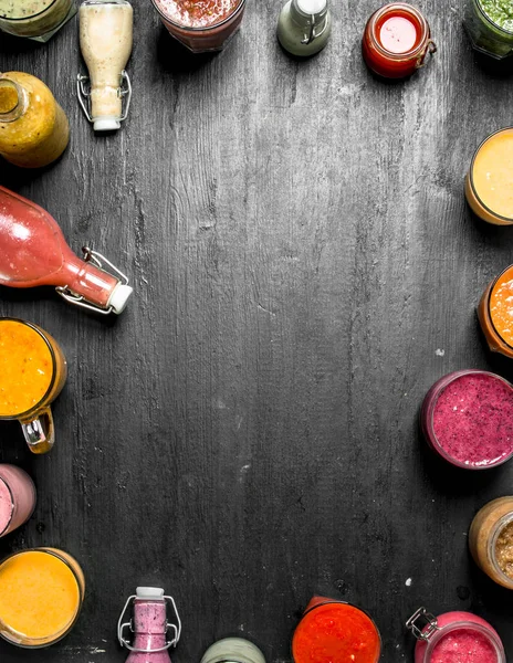 Sebze, meyve ve meyve smoothies. Siyah arka plan üzerine