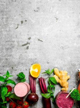 Yaz smoothies taze sebze ve meyve ile. Rustik arka plan üzerinde.
