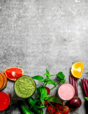 Yaz smoothies taze sebze ve meyve ile. Rustik arka plan üzerinde.