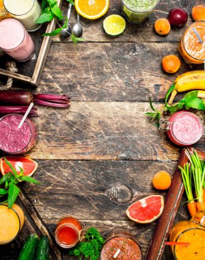 Taze meyve, sebze ve meyve smoothies. Ahşap bir arka plan üzerinde.