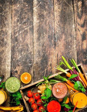 Taze meyve, sebze ve meyve smoothies. Ahşap bir arka plan üzerinde.