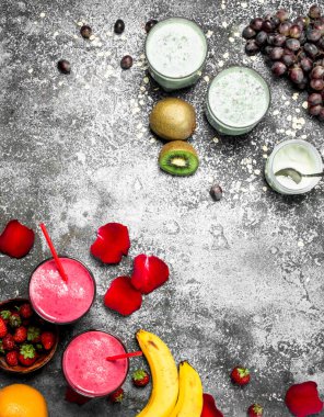 Berry bir muz ile güler yüzlü. Rustik arka plan üzerinde.