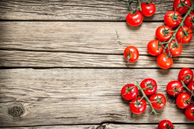 Taze olgun domates. Ahşap bir arka plan üzerinde.