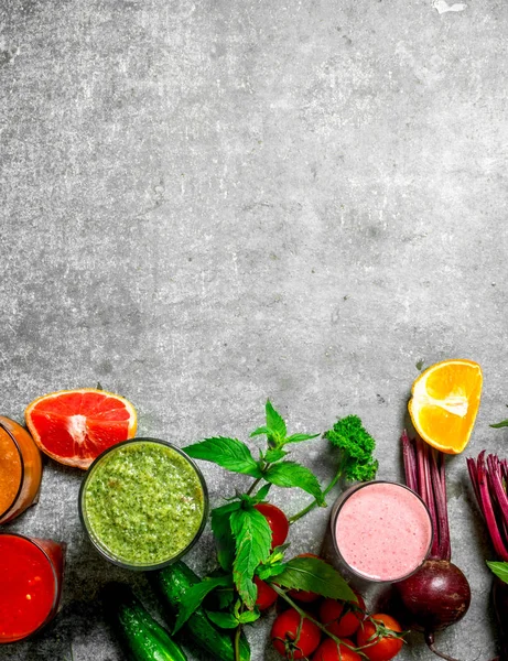 Yaz smoothies taze sebze ve meyve ile. Rustik arka plan üzerinde.