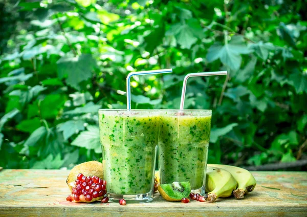 Smoothie Segar Dengan Kiwi Pisang Dan Biji Delima Pada Latar — Stok Foto